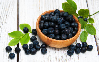 Wooden bowl blueberries green leaves 3 - a wooden bowl free wallpaper
