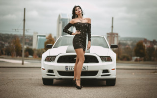 Woman dress white car city - a city skyline in the background free wallpaper