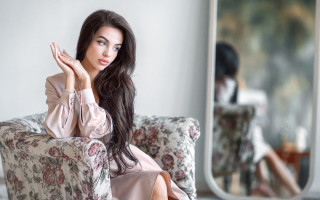 Elina karimova sitting mirror blurry 2 - a chair in front free wallpaper