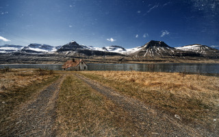 Dirt road house mountains lake - a lake in the foreground free wallpaper