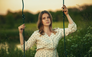 Woman polka dot dress holding 4 - a woman in a polka dot dress free wallpaper