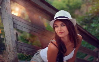 Woman white hat park bench - a white hat free wallpaper