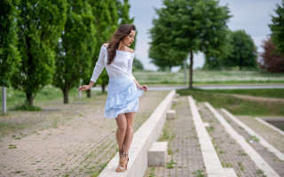 Woman dress park blurry vibrant - a park area free wallpaper
