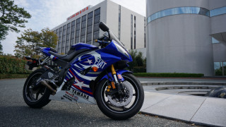 Blue motorcycle building fountain city - a blue motorcycle free wallpaper