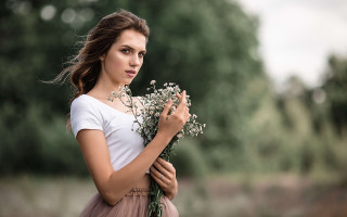 Woman flowers serious portrait bokeh 2 - serious free wallpaper for desktop