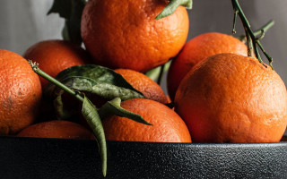 Bowl oranges leaves table gray - top of them free wallpaper