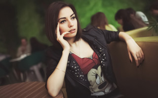 Serious woman portrait blurry background - her face free wallpaper for desktop