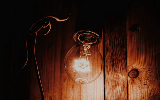 Light bulb wooden wall dark - a wooden floor free wallpaper