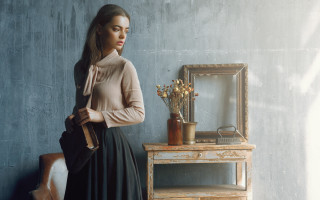 Woman table mirror vase flowers - a vase free wallpaper