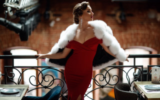 Woman red dress fur balcony - an art deco sculpture free wallpaper