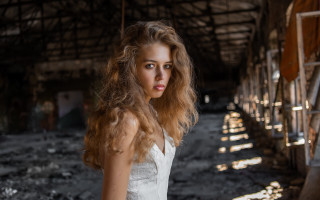 Elina karimova barn portrait blonde - a barn free wallpaper