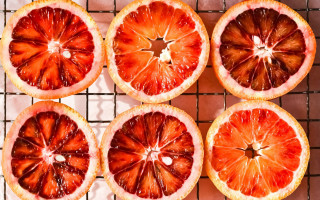 Grapefruits halved wire rack table - a table top free wallpaper