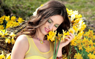 Yellow dress flower field bouquet - a yellow dress holding free wallpaper