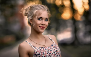 Woman bun smiling blue eyes - art photography free wallpaper for desktop