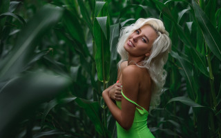 Woman green dress cornfield portrait - her arm free wallpaper