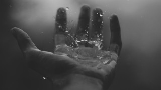 Hand glass water bubbles light - the top free wallpaper