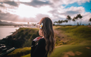 Woman hill ocean palm sunbeam - a sunbeam free wallpaper