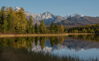 Lake trees mountains clear sky - tree and mountains free wallpaper