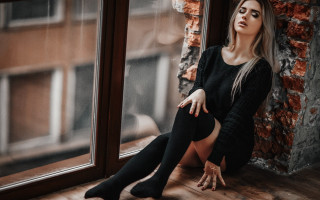 Woman sitting window still blurry - a window sill free wallpaper