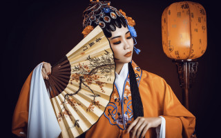 Woman kimono fan lamp black - a black background behind her free wallpaper