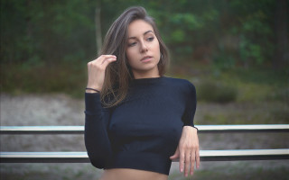 Elena guro black top blurry - minimal free wallpaper