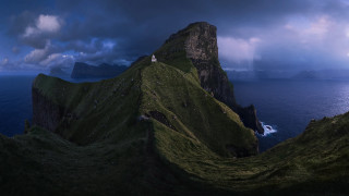 Mountain house ocean dark sky - a dark sky above free wallpaper