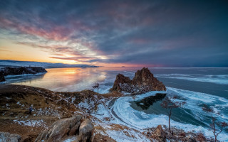Sunset water mountain beach boat - a sunset over a body of water free wallpaper