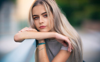 Blonde woman portrait serious wall - a wall free wallpaper for desktop