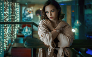 Woman beige coat portrait blurry - her arm free wallpaper