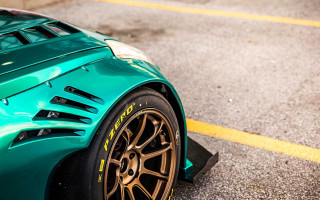 Green sports car yellow stripe 3 - sharp detail free wallpaper