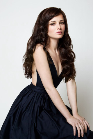 Woman black dress crossed legs - her knee free wallpaper