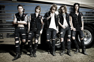 Young men bus ripped jeans - daylight free wallpaper