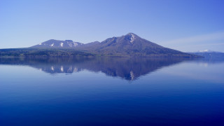 Mountain range reflection lake blue 11 - the water of a lake free wallpaper
