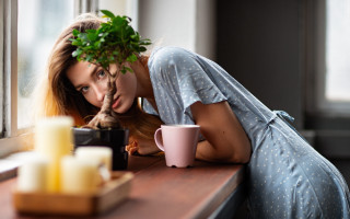 Woman coffee plant portrait blurry - a counter free wallpaper