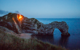 Rock formation light ocean night - a full moon free wallpaper