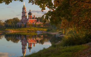 Church tower spire reflection autumn - a church free wallpaper