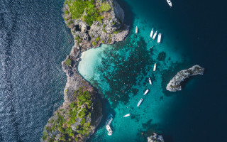 Boats rocky shore green island - a group of boats free wallpaper