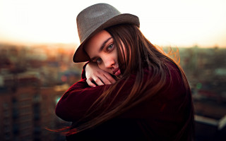 Woman hat city blurry portrait - the wind free wallpaper for desktop