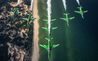 Jets beach ocean trees smoke - a photo free wallpaper