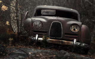 Old car woods rusty hood - an old car free wallpaper