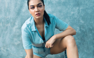 Woman blue shirt shorts posing - contemporary fashion free wallpaper