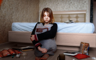 Woman sitting bed books pile - the floor next free wallpaper