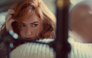 Red hair woman mirror portrait - anna findlay free wallpaper
