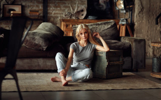 Woman sitting blonde blue eyes 4 - the floor in front free wallpaper