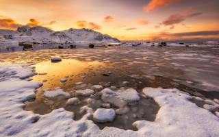 Sunset frozen lake mountains clouds 2 - a sunset over a free wallpaper