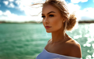 Woman bun water blue sky - a bun free wallpaper