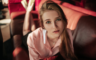 Woman couch brush green eyes - a toothbrush free wallpaper