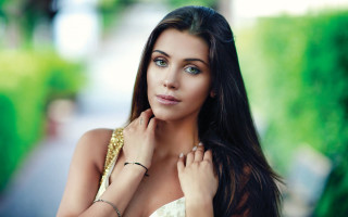 Woman long hair bracelet park - olive skin free wallpaper