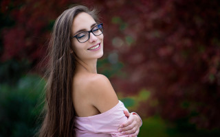 Eszter mattioni glasses smiling outdoors - glass free wallpaper