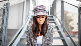 Woman hat staircase phone city - her phone free wallpaper